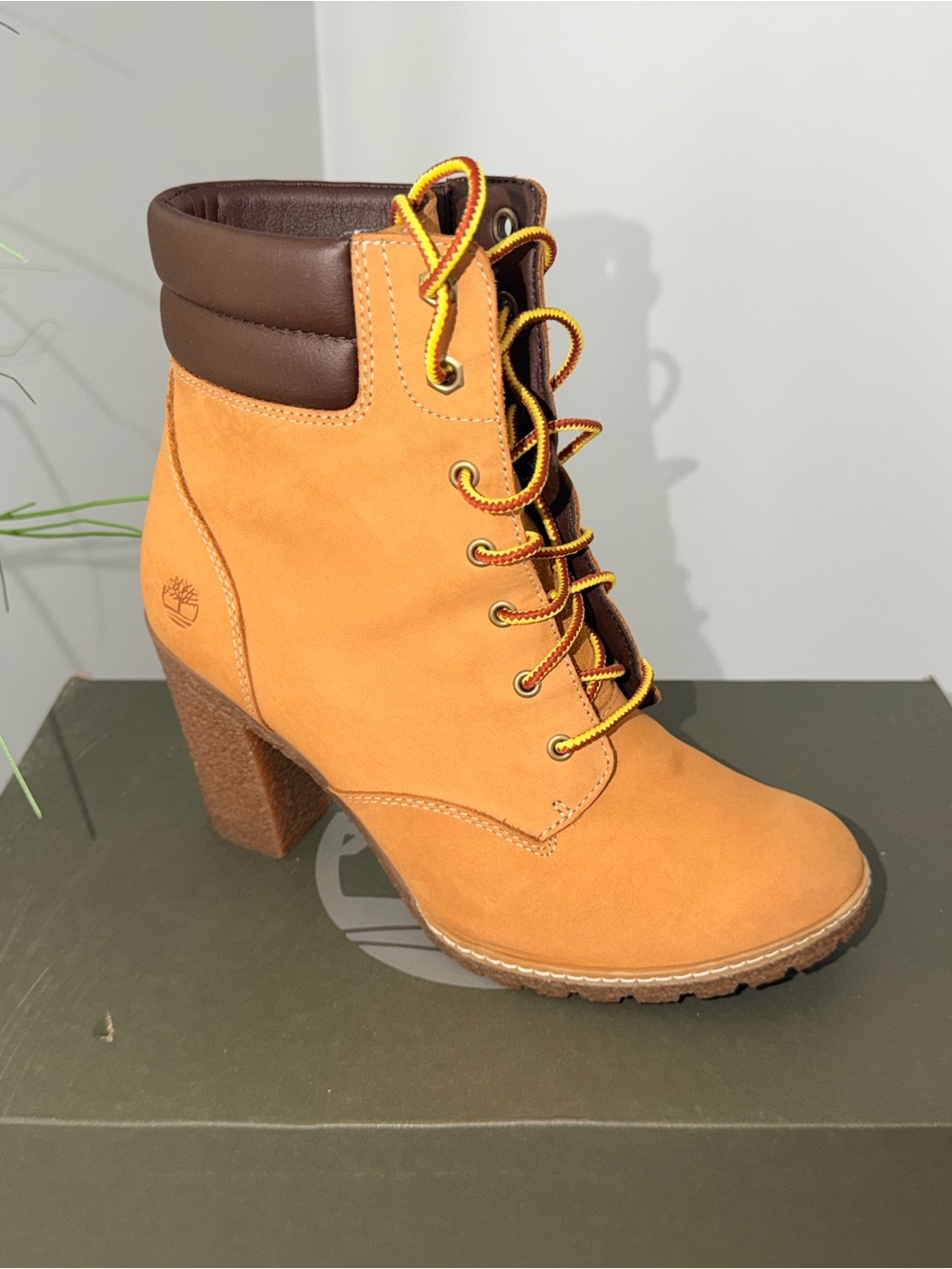 Timberland (AUTHENTIC) Tan Nubuck Lace-Up 6 inch Heel Ankle Boots
